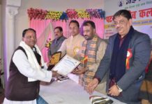 पारस सिंह को साहित्यिक संस्था ई दिशा द्वारा किया गया सम्मानित