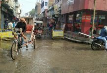 नाली जाम होने से विजय बजार चैक की सड़क पर पसरा नाली का पानी