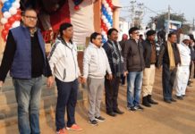 मानव श्रृंखला के लिए अधिकारियों ने मिलाया हाथ से हाथ