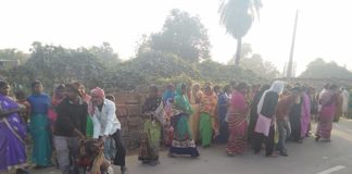 नवादा में सड़क दुर्घटना में दो की मौत, एक घायल, विरोध में एसएच-70 जाम, पुलिस गाड़ी का शीशा टूटा