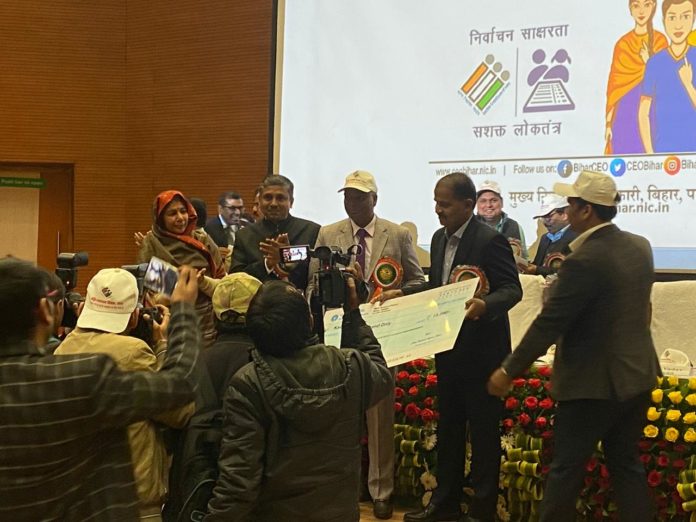 बिहार के मुख्य निर्वाचन पदाधिकारी डीएम को सम्मानित करते