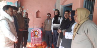 छात्र-छात्राओं के बीच समाजसेवी ने बांटे पाठ्य सामग्री