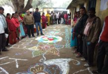 प्रशिक्षु आईएएस के नेतृत्व में प्रखंड कार्यालय में नवसाक्षर महिलाओं द्वारा बनाई गई आकर्षक रंगोली