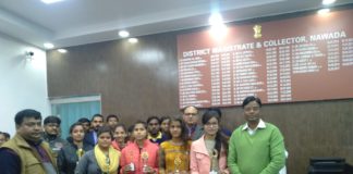 सड़क सुरक्षा को लेकर किया अच्छा काम, डीएम ने मेडल देकर किया सम्मानित