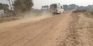 सड़क निर्माण कार्य के दौरान पानी छिड़काव नहीं करने से धूल और गंदगी से लोग हो रहे बिमारी का शिकार