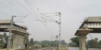 कई माह से रेलवे से सहमति मिलने का इंतजार कर रहा है नवनिर्मित ओवर ब्रिज