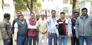 इंटर परीक्षा में काला बिल्ला लगाकर ड्यूटी कर रहे हैं शिक्षक