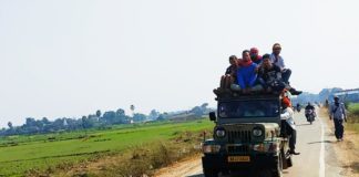 जोखिम की सवारी- वाहनों के दरवाजे और छत के जरिए करते हैं सफर