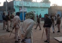 मूर्ति विसर्जन के दौरान पुलिस और पब्लिक में रोड़े बाजी