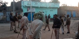 मूर्ति विसर्जन के दौरान पुलिस और पब्लिक में रोड़े बाजी