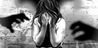 गैंग रेप के बाद पागल हुई लड़की की जान पर आफत, रेपिस्टों के परिजन दे रहे धमकी,भागा फिर रहा परिजन