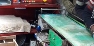पेट्रोल उधार नहीं देने पर मोबाइल दुकान में घुसकर तोड़फोड़ व लूटपाट