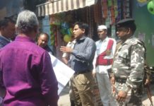 नवादा शहर में जलजमाव से निपटने के लिए उतरे रोड पर पर जिला पदाधिकारी यशपाल मीणा