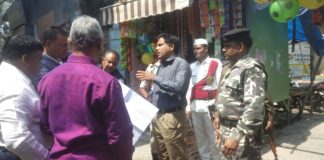 नवादा शहर में जलजमाव से निपटने के लिए उतरे रोड पर पर जिला पदाधिकारी यशपाल मीणा