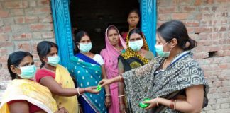 नवादा में कोरोना वायरस से सुरक्षा को लेकर लोगों के बीच बाटे गये मास्क व डिटोल