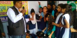 अनूठी विदाई, जा रहे थे बाप, रो रही थी बेटियां !